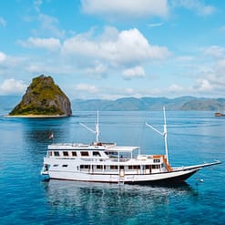 Sewa kapal murah labuan bajo