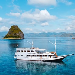 Sewa kapal labuan bajo